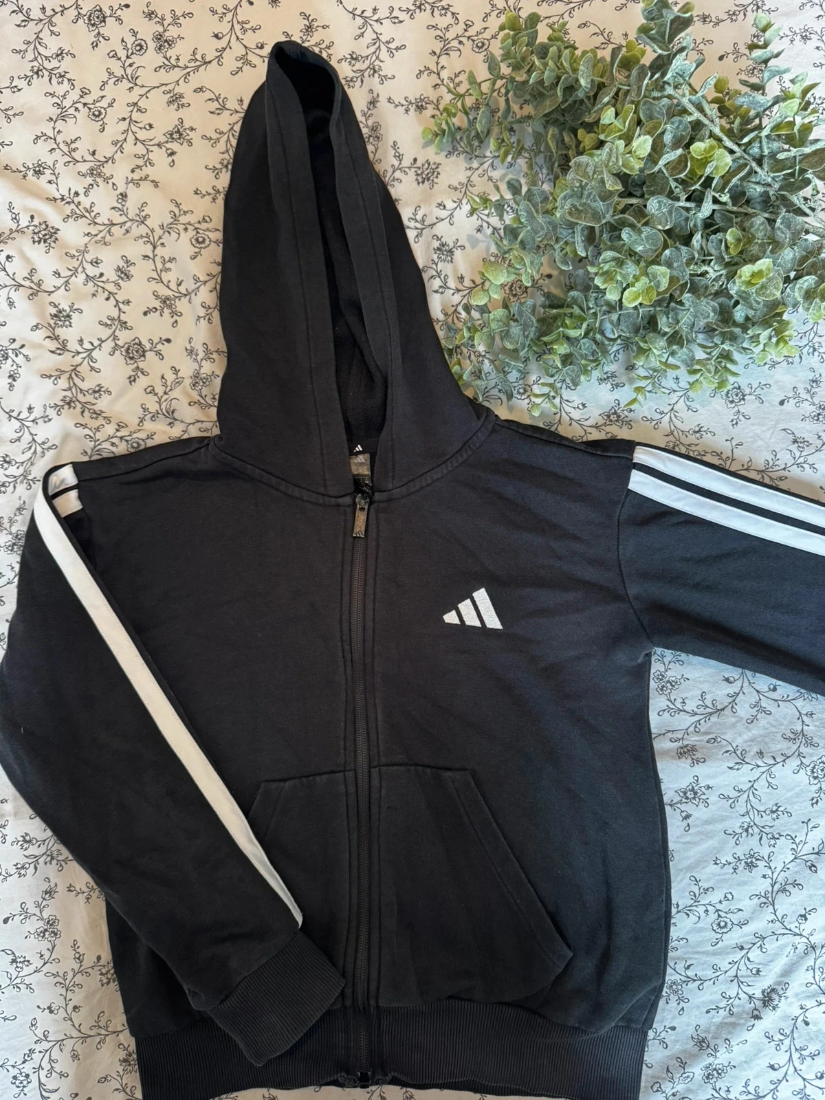 sweat zippé à capuche Adidas unisexe en taille 9-10 ans.